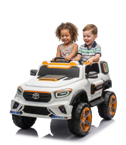 Deux enfants souriants assis dans une voiture électrique enfant 2 places 12V style Toyota SUV blanche et orange avec jantes orange et lumières LED