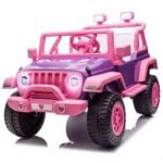 Vue de trois quarts d'une jeep électrique enfant fille 12V rose et violette style Wrangler avec barre de toit rose, phares LED ronds et grandes roues tout-terrain