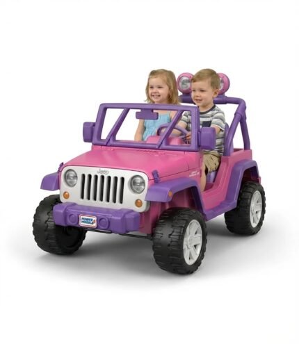 Vue de trois quarts d'une jeep électrique enfant fille 12V rose et violette style Wrangler avec barre de toit rose, phares LED ronds et grandes roues tout-terrain