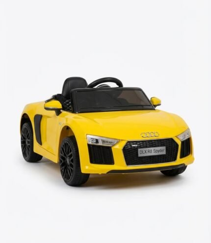 Enfant portant un casque et des lunettes de soleil assis au volant d'une voiture électrique enfant Audi R8 Spyder 12V jaune avec logo quatre anneaux et plaque DLX R8 Spyder